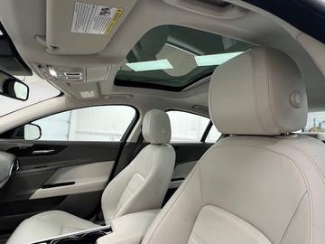 Jaguar XE 2017 - Thumbnail 33