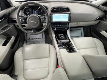 Jaguar XE 2017 - Thumbnail 13