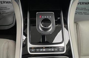 Jaguar XE 2017 - Thumbnail 24