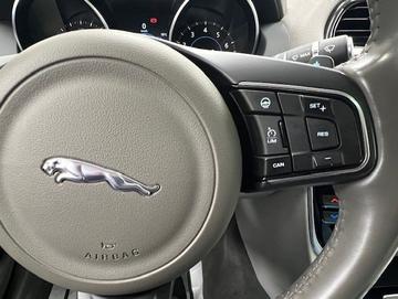 Jaguar XE 2017 - Thumbnail 16